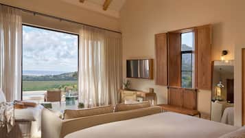 Minibar con artículos gratuitos y escritorio