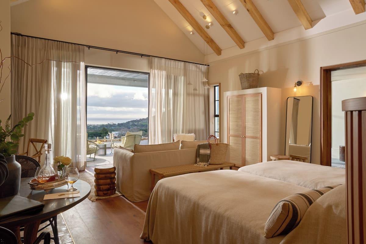 Luxury suite | Minibar (free items), desk, laptop workspace, WiFi (free)