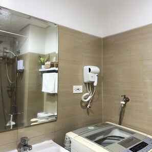 Shower, hair dryer, bidet, towels