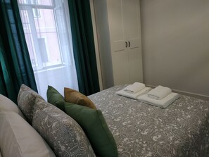 1 habitación, tabla de planchar con plancha, wifi gratis y ropa de cama