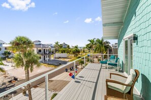Terrace/patio - The Phoenix: Gulf & Back Bay Views, Walk to Beach! (Fort Myers Beach)