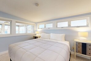 2 عدّة غرف نوم وخدمة الإنترنت وملاءات أسرّة