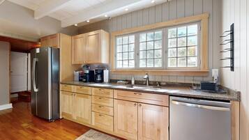 ثلاجة، ميكروويف، فرن، موقد طهي مسطح