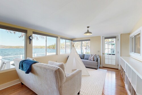 All season lakefront: private dock, yard & deck; near hiking & mtn biking trails