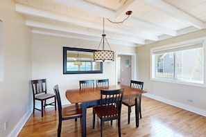 Dining - All season lakefront: private dock, yard & deck; near hiking & mtn biking trails (Franklin)