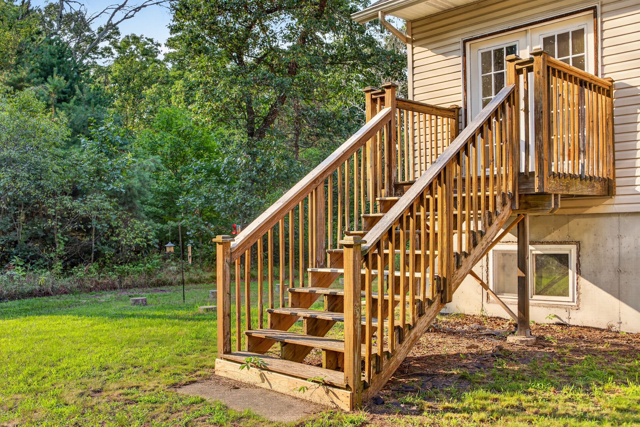Una escalera de madera que lleva a un nivel superior de una casa.