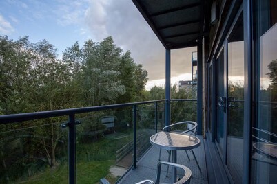 Pass the Keys | Stylish Riverside Apartment with Free Parking