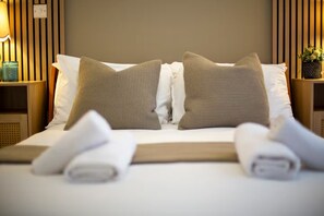 2 عدّة غرف نوم ومكواة/لوح كي وواي فاي مجانًا وملاءات أسرّة