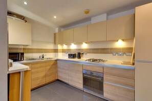 ثلاجة، ميكروويف، فرن، غسالة أطباق