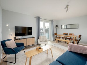 TV - Pass the Keys | Spacious, Bright & Modern Edinburgh City Flat (Edinburgh)