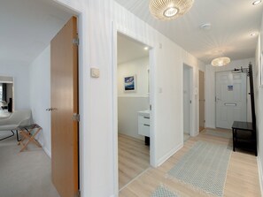 Interior - Pass the Keys | Spacious, Bright & Modern Edinburgh City Flat (Edinburgh)