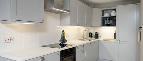 Køleskab, mikrobølgeovn, opvaskemaskine, kaffe-/temaskine