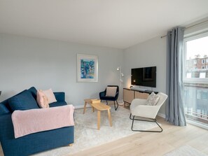 TV - Pass the Keys | Spacious, Bright & Modern Edinburgh City Flat (Edinburgh)