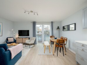 TV - Pass the Keys | Spacious, Bright & Modern Edinburgh City Flat (Edinburgh)