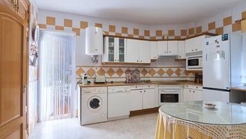 Een koelkast, een microgolfoven, een oven, een kookplaat