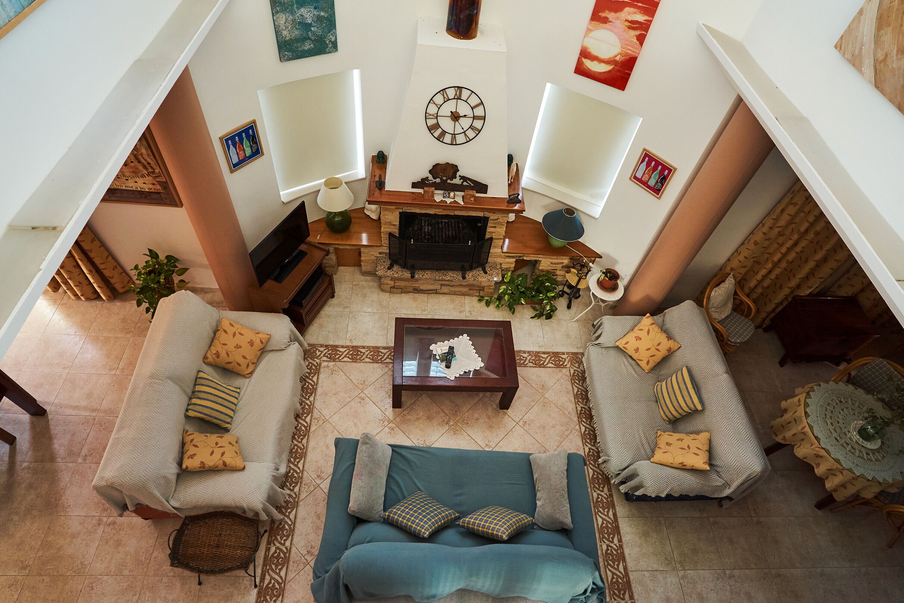 Een televisie en een open haard