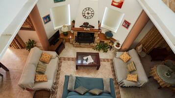 Een televisie en een open haard