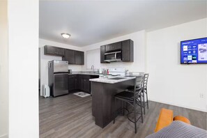 ثلاجة، ميكروويف، فرن، موقد طهي مسطح