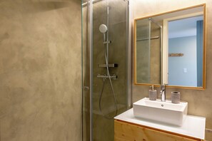 Comfort Apartment, River View | Bathroom | Shower, hair dryer, towels, soap - Porto Haven - Under the Luís I Bridge  (Porto)