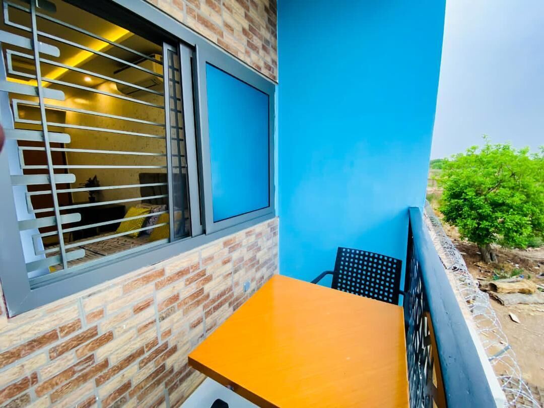 Habitación clásica, balcón | Zona de estar | Una televisión