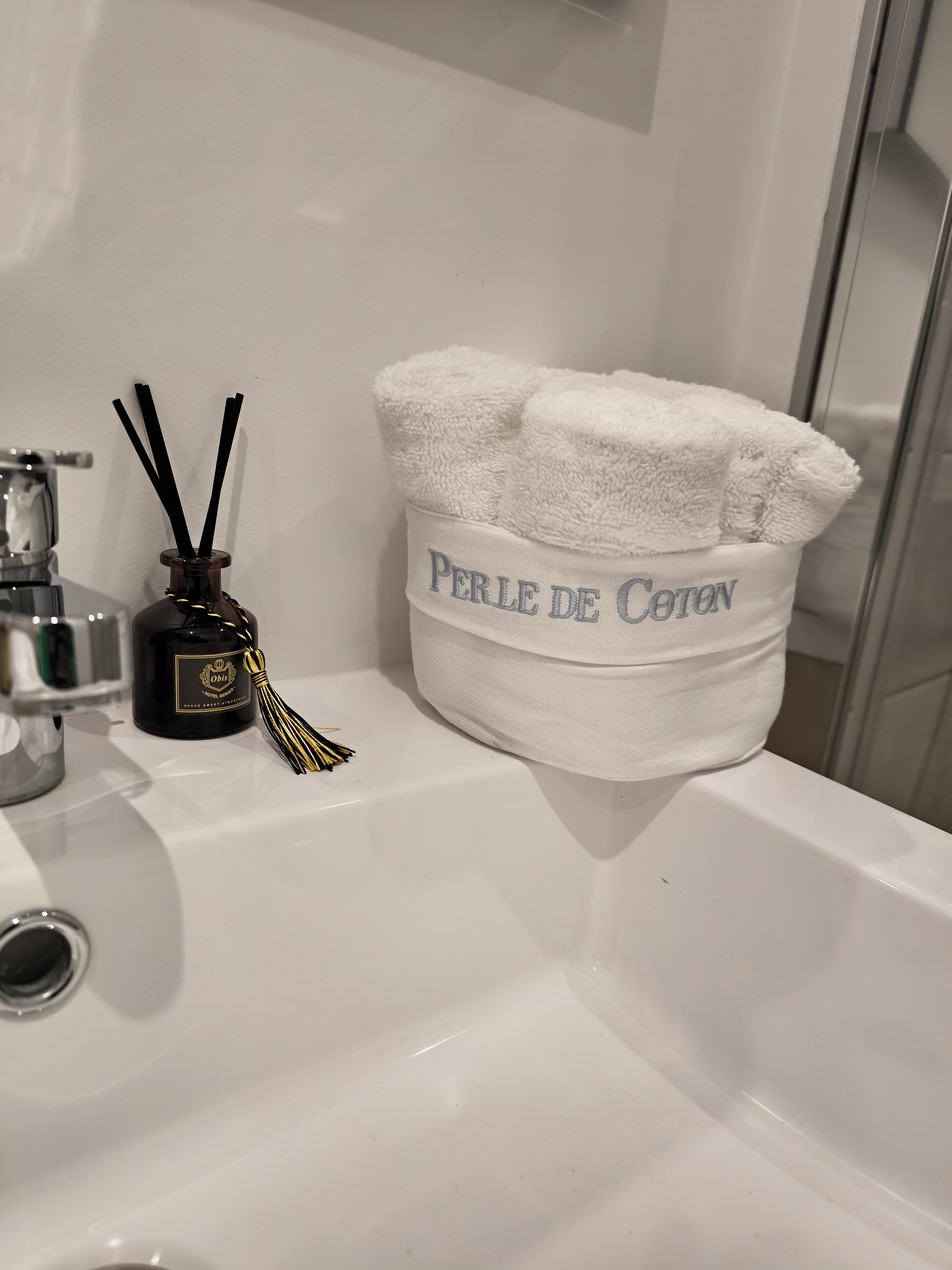 Douche, sèche-cheveux, bidet, serviettes fournies