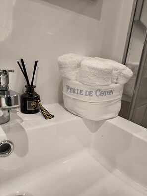 Shower, hair dryer, bidet, towels - MAISON SKY SUPER COCOON PLEIN CENTRE VILLE 5 min GARE CENTRE (Reims)