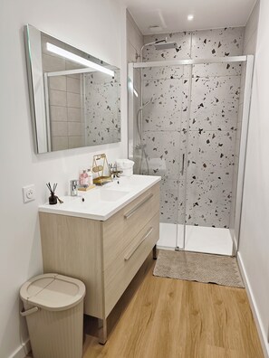 Douche, articles de toilette (gratuits), séchoir à cheveux, bidet