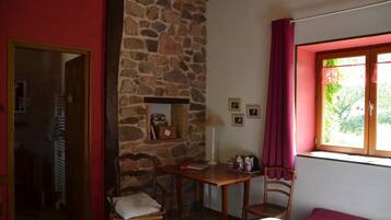 1 bedroom, bed sheets