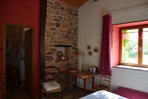 1 bedroom, bed sheets - Guest Room 'La Framboisine' with Garden Access (Bourgvilain)