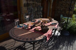 Outdoor dining - Guest Room 'La Framboisine' with Garden Access (Bourgvilain)