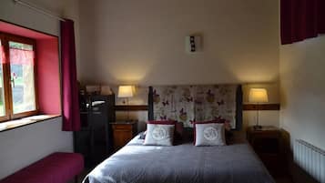 1 bedroom, bed sheets