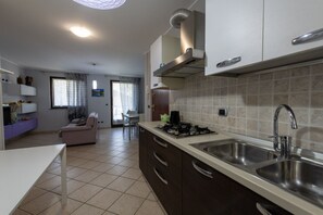 ثلاجة، ميكروويف، فرن، موقد طهي مسطح