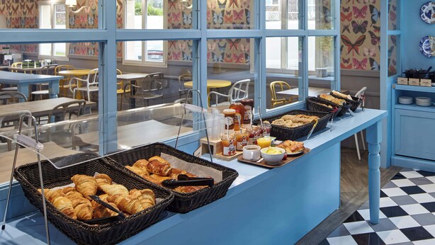 A breakfast buffet with croissants, pastries, and beverages. - B&B Hotel Saint-maur Créteil (Saint-Maur-des-Fosses)