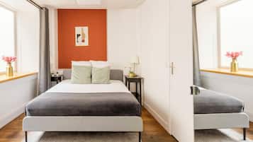 Departamento, vista al patio | Ropa de cama hipoalergénica y camas con pillow-top