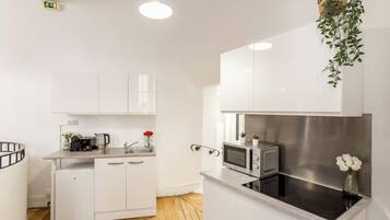 Apartment, Courtyard View | Private kitchen | Fridge, microwave, stovetop, toaster