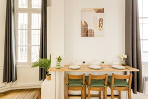 Apartment, Courtyard View | Private kitchen | Fridge, microwave, stovetop, electric kettle - Merveil Family Suite - Louvre - Clery (Paris)