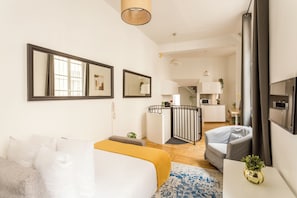 Apartment, Courtyard View | Ruang tamu | TV Pintar, Netflix, perkhidmatan penstriman, pejabat