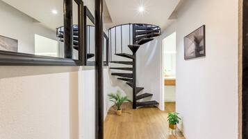 Apartment, Courtyard View | Hypo-allergenic bedding, pillowtop beds, individually decorated