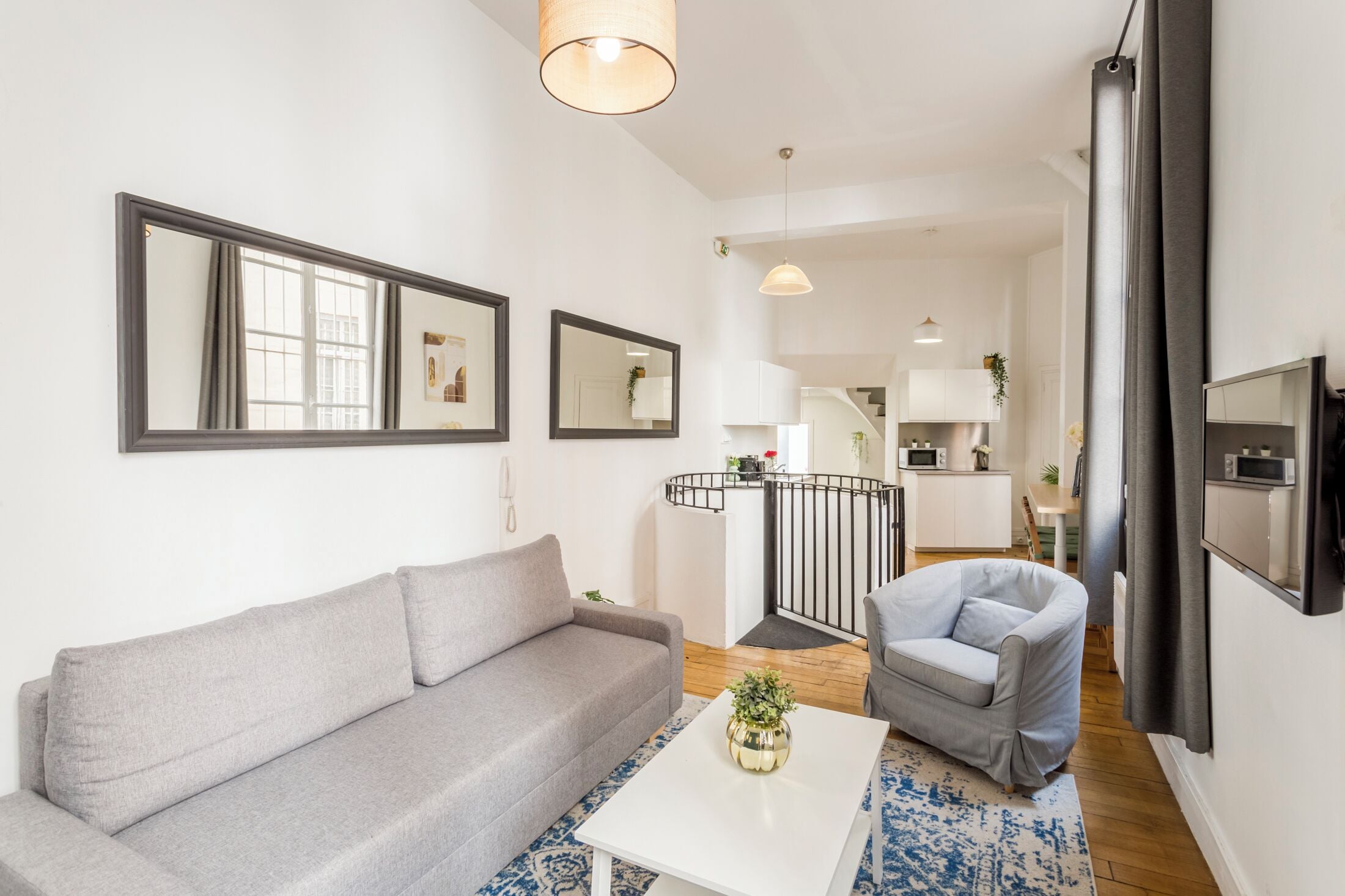 Apartment, Blick auf den Innenhof | Wohnbereich | 32-Zoll-Smart-TV mit Kabelempfang, Netflix, Streaming-Dienste