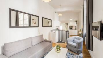 Departamento, vista al patio | Área de sala de estar | Smart TV, Netflix, servicios de streaming y oficina