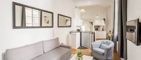 Apartment, Blick auf den Innenhof | Wohnbereich | 32-Zoll-Smart-TV mit Kabelempfang, Netflix, Streaming-Dienste