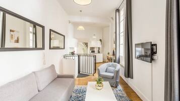 Apartamento, vista para o pátio | Área de estar | Smart TV 32 polegadas com canais a cabo, Netflix, serviços de streaming