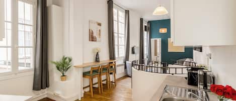 Lejlighed - udsigt til gårdsplads | Privat køkken | Køleskab, mikrobølgeovn, kogeplade, elkedel