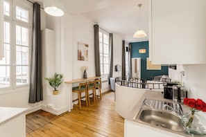 Apartment, Courtyard View | Dapur peribadi | Peti sejuk, ketuhar gelombang mikro, dapur, cerek elektrik