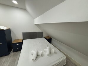Silitysrauta/-lauta, Wi-Fi, vuodevaatteet
