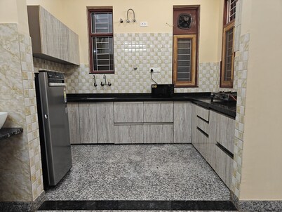 Jaipur Stay near Airport & Markets