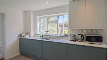 Dishwasher, cookware/dishes/utensils