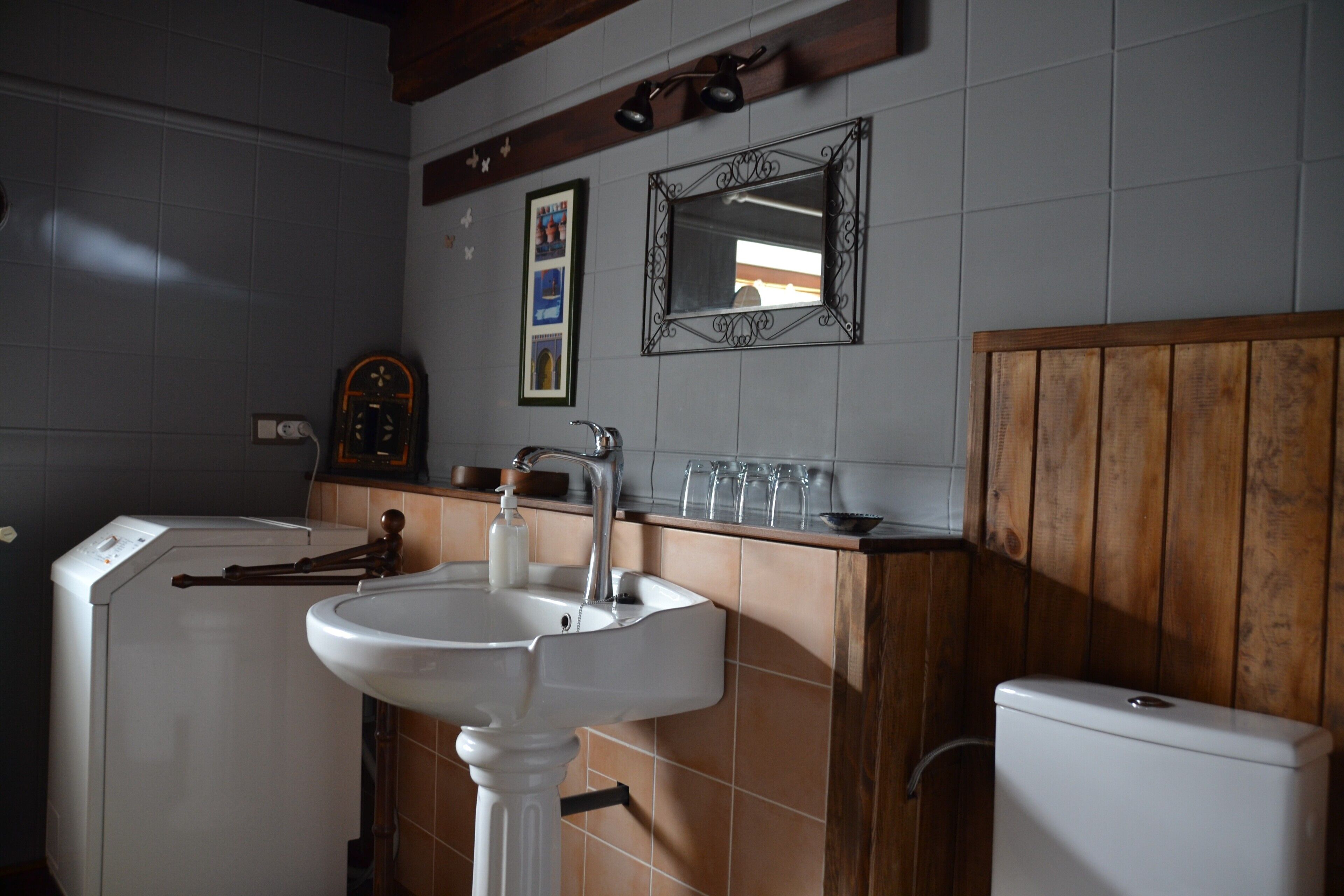 Douche, sèche-cheveux, serviettes fournies