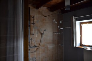 Douche, sèche-cheveux, serviettes fournies