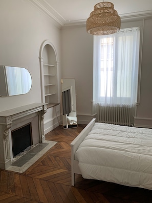 1 habitación, tabla de planchar con plancha, wifi gratis y ropa de cama 